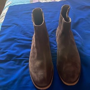 Vince men's Chelsea Boots tan suede leather rubber soles size 9